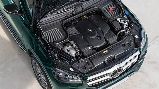 Otvoren motorni prostor Mercedes vozila tijekom servisa u autoservisu Marović
