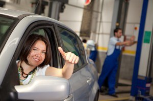 Zadovoljna klijentica preuzima vozilo nakon servisa u autoservisu Marović